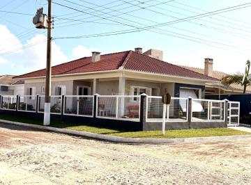 Casa · 132m² · 4 Quartos · 1 Vaga · Casa com 4 dormitórios na praia de Atlântida Sul