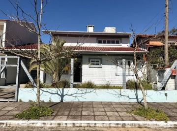 Casa · 226m² · 4 Quartos · 3 Vagas · Sobrado à 100m do mar