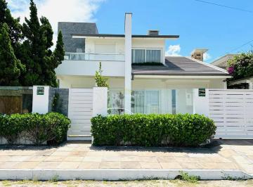 Casa · 221m² · 5 Quartos · 1 Vaga · Sobrado à 50 metros do mar na Praia de Atlântida Sul