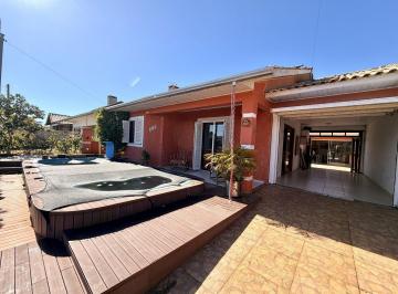 Casa · 158m² · 3 Quartos · Casa à 250 metros do mar com piscina