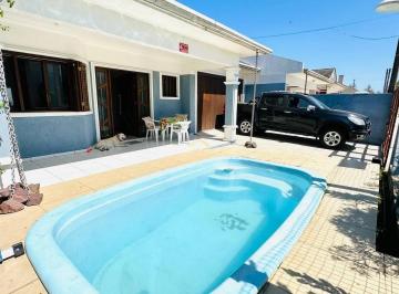 Casa · 169m² · 3 Quartos · 2 Vagas · Casa com piscina a 100 metros do mar em Atlântida Sul