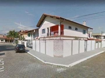 Casa · 226m² · 5 Quartos · 2 Vagas · Grande casa de esquina no centro de Balneário Camboriú.
