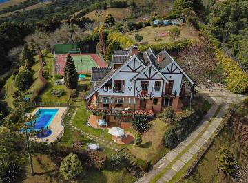 Casa · 976m² · 5 Quartos · 2 Vagas · Casa a venda em Campos do Jordão - 5 suítes, lazer completo