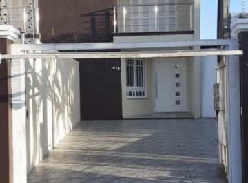 Casa · 250m² · 2 Quartos · 3 Vagas · 
                                Sobrado com 2 dormitórios à venda, 165m² por R$ 689.000,00 - Canoas