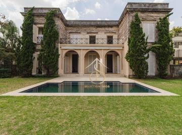 8a0ec1d59c42540069ad933a39d7c2456701d611 · Casa com arquitetura em estilo francês com excelentes acabamentos. Localizada em rua fechada e tranq