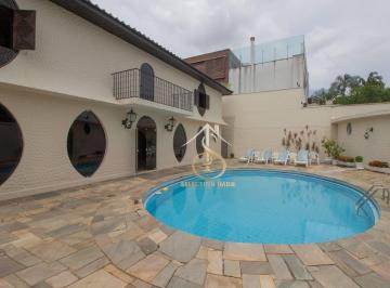 1642c24bf807571205d2234defa5ee42a3e63df6 · Bairro calmo e arborizado. Residência sólida com muita luz e ampla piscina ao final de uma rua sem s