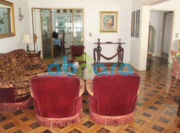 Apartamento · 200m² · 3 Quartos · 1 Vaga · Apartamento com 200m² na Rua Santa Clara próximo da Praia.