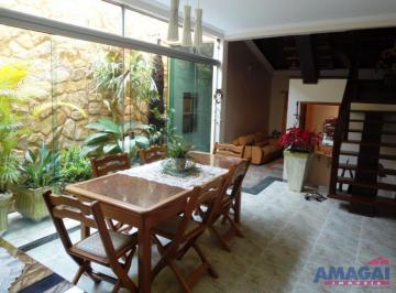 Casa · 360m² · 3 Quartos · 2 Vagas · Casa em Jacareí, no bairro Jardim Altos de Santana II, à venda.