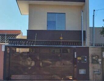 Casa · 130m² · 3 Quartos · 2 Vagas · Sobrado com Fachada Imponente e Piscina