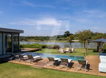Casa · 700m² · 5 Quartos · 3 Vagas · Fazenda Boa Vista casa com vista para o lago / Sport House