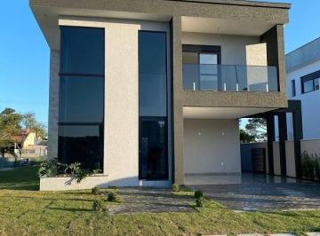 Casa · 255m² · 4 Quartos · 2 Vagas · Casa Alto Padrão 4 Dormitórios, Sendo 03 Suítes à Venda na Ilha das Laranjeiras - Rio Vermelho - Flo