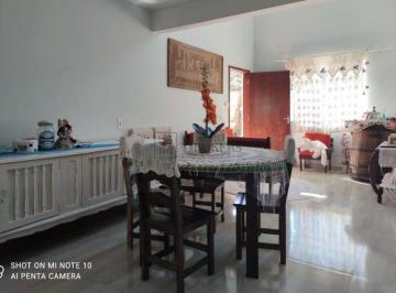 Casa · 295m² · 5 Quartos · 4 Vagas · Casa com kitnet agregada em Balneário Camboriú.