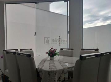 Casa · 305m² · 3 Quartos · 2 Vagas · Sobrado triplex no Centro de Balneário Camboriú.