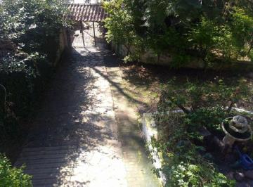 0342121822b469ad410487f945795caabb194ef0 · Casa com dois terrenos, de esquina.