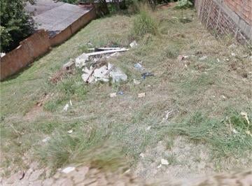 e058568f72a2424c5bcd9eadbc088d772fcb613b · Ótimo Terreno, rua calçada