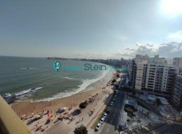 2022/12/ebcbf9e298214aed1e85872d286cb01d.jpg · Cobertura linear com piscina e vista panorâmica da Praia do Morro.