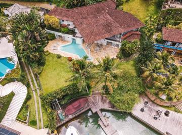 Casa · 1000m² · 5 Quartos · 8 Vagas · Linda mansão de canal com vaga de barco em cond. com praia privativa