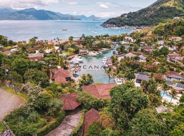 Casa · 1000m² · 5 Quartos · 8 Vagas · Linda mansão de canal com vaga de barco em cond. com praia privativa
