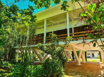 Casa · 336m² · 3 Quartos · 10 Vagas · Casa com arquitetura diferenciada à venda na praia de Guarujá