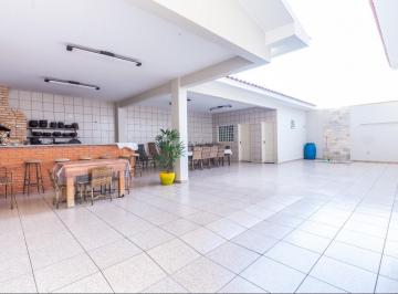 Casa · 370m² · 3 Quartos · 4 Vagas · Excelente casa localizada no Bairro Roosevelt em Uberlândia