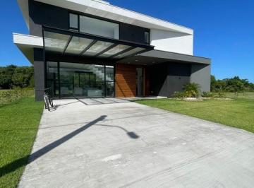 Apartamento · 289m² · 3 Quartos · 2 Vagas · excelente sobrado com 03 dormitorios em condominio de tramandaí