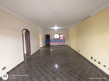 Casa · 297m² · 4 Quartos · 8 Vagas · Sobrado amplo para aluguel no Centro de Igaratá
