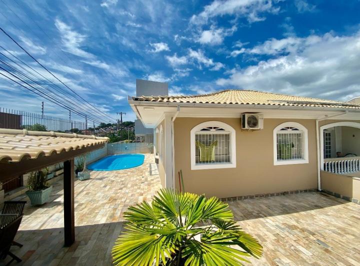 Casa Impecável, com 3 Dormitórios e Deck com Piscina, localizado no Ingleses /Florianópolis