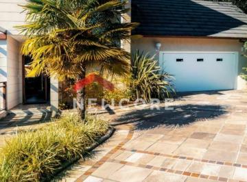 Casa de 4 quartos, Gramado · Casa em Rua do Cerdro - Ipê Amarelo - Gramado/RS