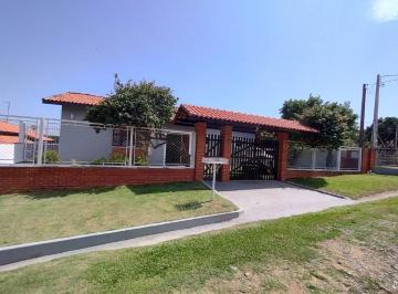 Casa · 190m² · 3 Quartos · 3 Vagas · Linda chácara em condomínio fechado para locação