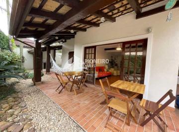 Casa · 180m² · 3 Quartos · 3 Vagas · Casa de condomínio disponível para locação de temporada.