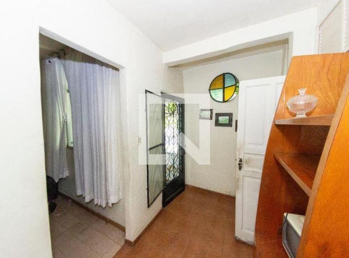Foto do imóvel - Casa à venda com 2 quartos, varanda, jardim, churrasqueira e mobiliada
