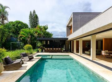 Casa · 610m² · 5 Quartos · 4 Vagas · Nem toda reforma muda uma casa. Essa mudou o padrão.