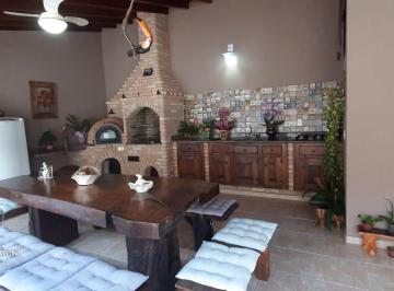 Casa de 3 quartos, Bragança Paulista · Casa Plana com 3 dormitórios,  3 vagas e 4 banheiros no Residencial das Ilhas 