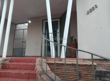 Casa · 273m² · 3 Quartos · 1 Vaga · Casa no Centro Residencial e Comercial com 3 dormitórios, 02 WCS, Sala para 02 ambientes, cozinha co