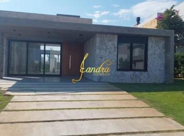 Casa · 240m² · 4 Quartos · 2 Vagas · Casa térrea com 4 suítes e beira de lago