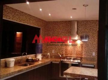 Casa · 241m² · 3 Quartos · 6 Vagas · LINDA CASA COM PISCINA NA REGIÃO DA EMBRAER. LOTE INTEIRO.
