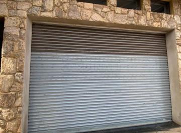 fachada · salão comercial na frente do mercado.