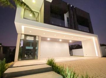 Foto 01 · Casa Triplex no  Condomínio Alphaville Nova Esplanada 1