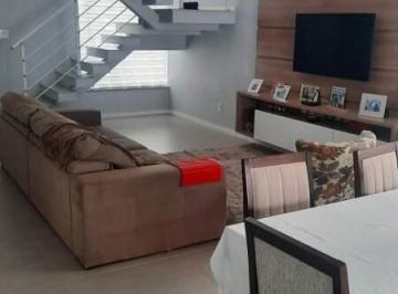 Casa · 217m² · 3 Quartos · 2 Vagas · Linda casa assobradada dentro de condomínio.