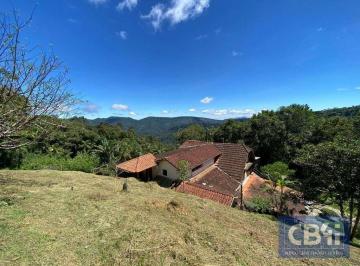 6e3d3bc2ee6e772aa35d50aa31fd99ec6201e579 · Lindíssima casa em Nova Friburgo, dentro de condomínio fechado com 3 pavimentos, muito verde e terre