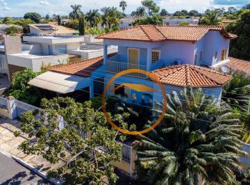 a2e8508c4b4a5935427d93f6fa64ee0e67481bdf · Linda casa em final de rua, dois pavimentos com casa auxiliar