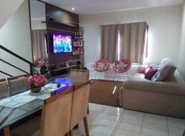 Sala · Casa duplex colonial com ampla e terreno confortável.