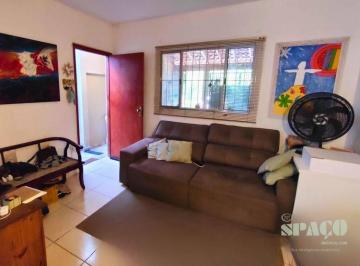 Sala de Estar · Casa com Suíte no Mombaça Próxima ao Shopping