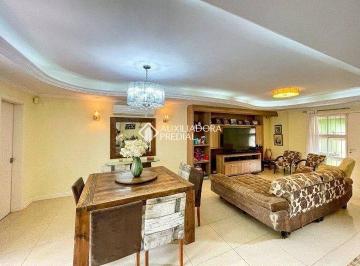 Casa · 218m² · 3 Quartos · 3 Vagas · Casa de 3 quartos com área externa e piscina - Conforto, privacidade e localização privilegiada!
