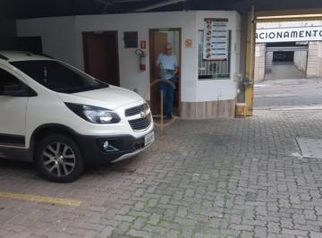 24782425_g.jpg · 
                                Estacionamento no Centro Histórico em Porto Alegre
                