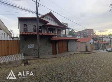 casa-com-3-quartos-a-venda-em-barbacena-boa-vista-1391100295.jpeg · Casa aconchegante com escritório, três dormitórios, banheira e closet no bairro Boa Vista