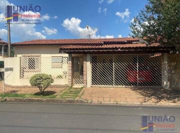 27c6d320de120533d2fd0bcdd86ae8096edd4a3d · Casa em ótima localização, próxima a comercios, 03 dormitórios com armários (sendo 01 suíte).