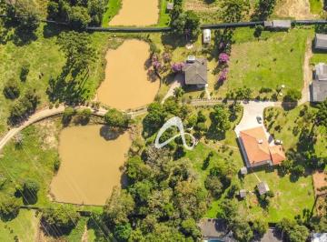 832528f8cbb9813bf877f44ef2e0445a954f8d2c · Excelente chácara com 17mil m² disponíveis à venda, com 2 impecáveis casas com 240m², no Bairro Umba