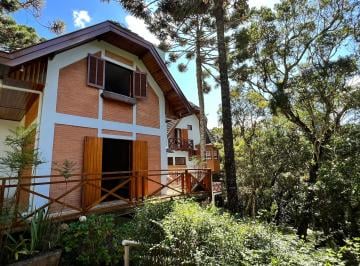 Casa de 10 quartos, Campos do Jordão · Belo e amplo imóvel envolto a natureza de Campos do Jordão