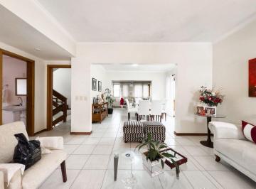 1 · Casa de 314m2 com 4 quartos sendo 1 suíte na Trindade